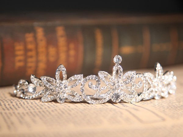 Gorgeous Clear Crystals Flower Wedding Headpieces